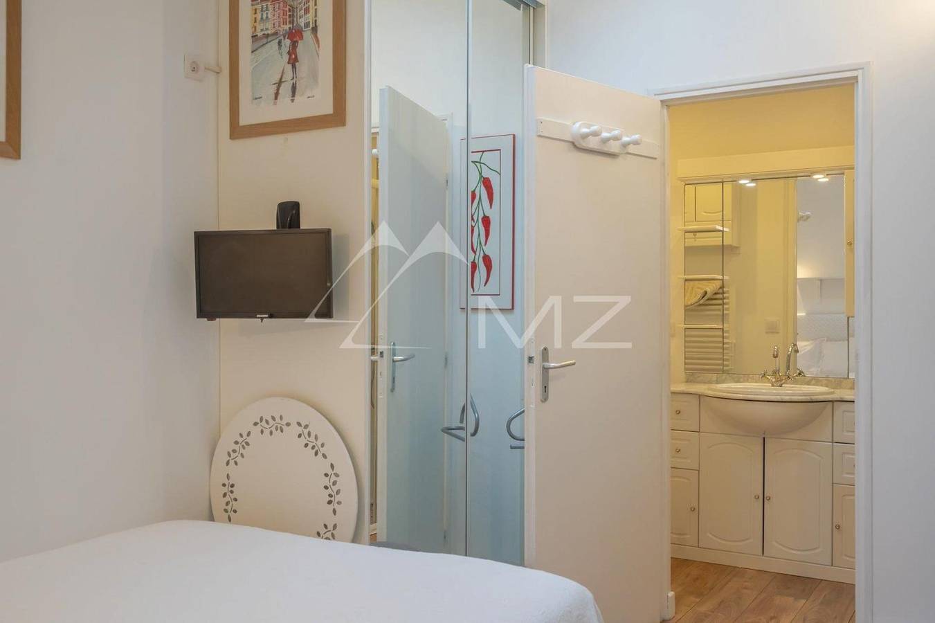 Chambre d'hôtes Émeraude - Petite Chambre sur jardin in Biarritz, Région de Bayonne