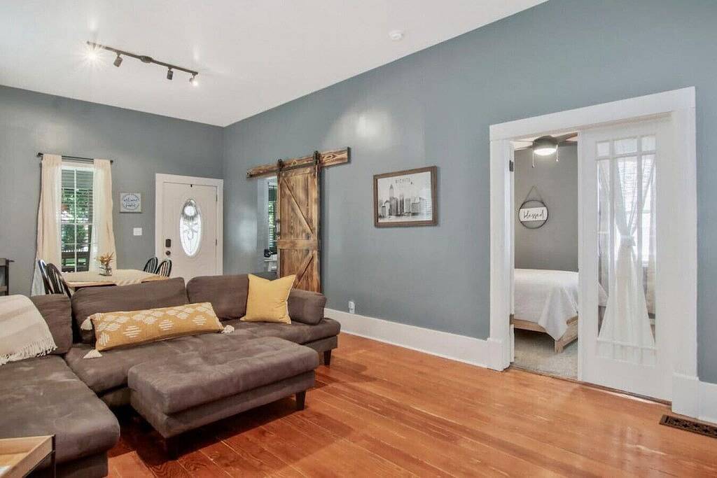 Rustic Retreat - Cute and Cozy! King! Centrally located in Wichita, Kansas