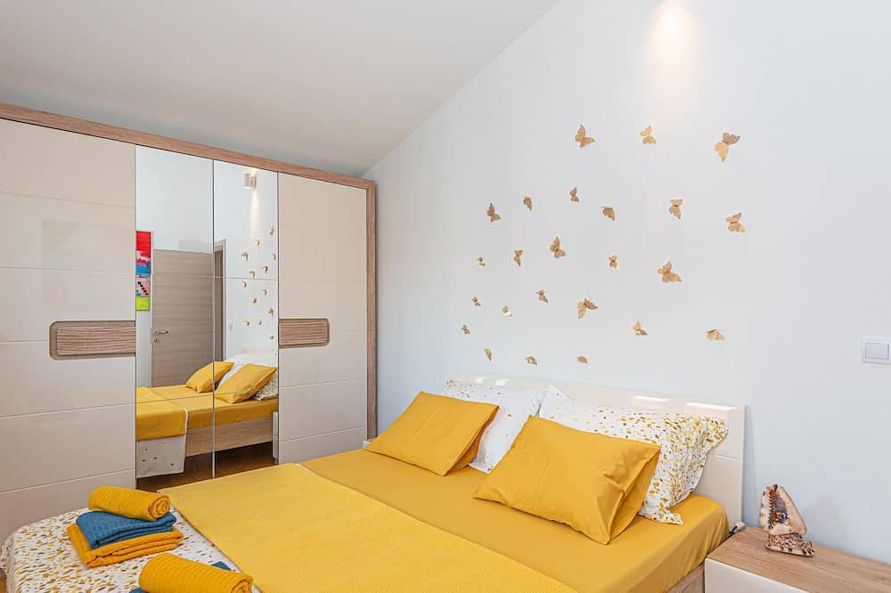 Apartamento entero, Precioso apartamento de 2 dormitorios. in Rogoznica, Condado de Šibenik-Knin