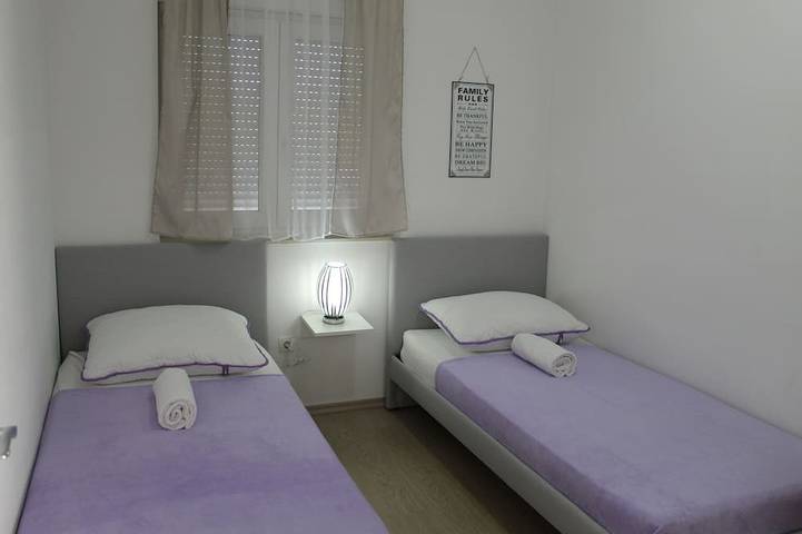 Villa pour 10 personnes, avec sauna et jardin, animaux acceptés à Brodarica - 4