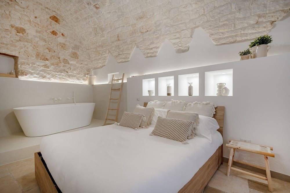 Entire apartment, Guesthost - Aline's Home - Iris Room in Conversano, Bari Province