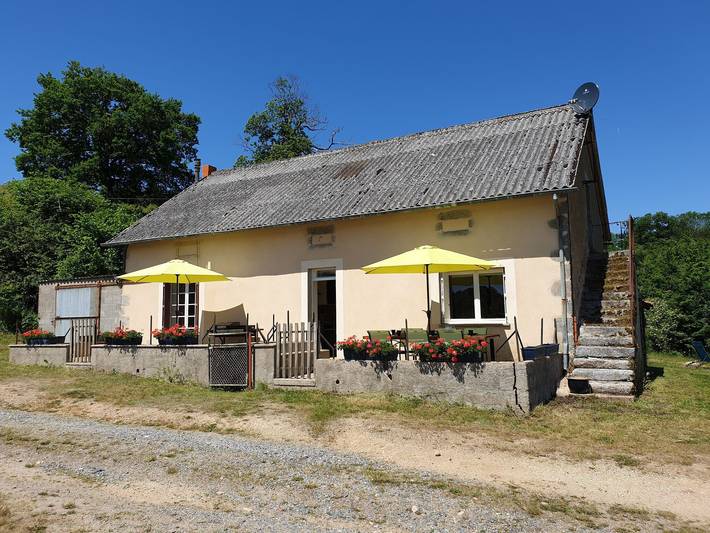 Gîte pour 6 personnes, avec piscine et terrasse, adapté aux familles à Grury