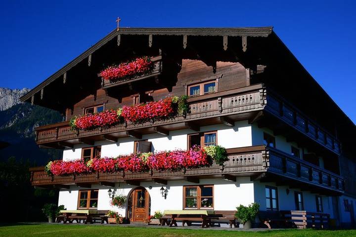 Vakantiehuis voor 6 personen, with Balkon and Terras as well as Tuin and Zwembad in Walchsee