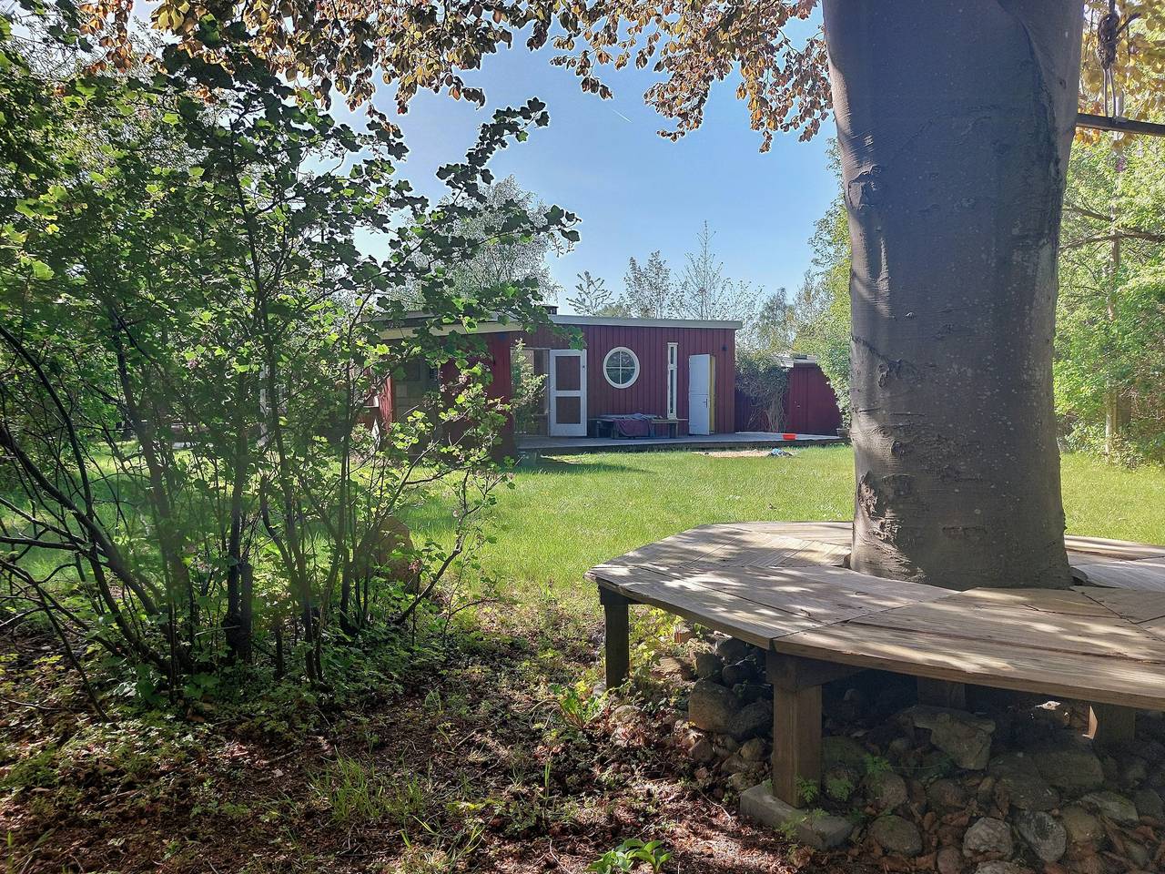 Semesterhus i en skogsträdgård i harmoni med naturen in Høve Strand, Asnæs