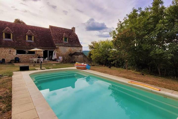 Location de vacances pour 6 personnes, avec terrasse ainsi que jardin et piscine à Peyzac-le-Moustier