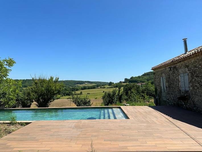 Location de vacances pour 6 personnes, avec Balcon et Terrasse ainsi que Jardin et Piscine à Montlauzun