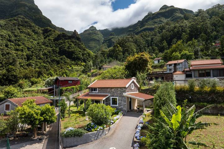 Villa for 4 people, with Terrace and Yard in Madeira