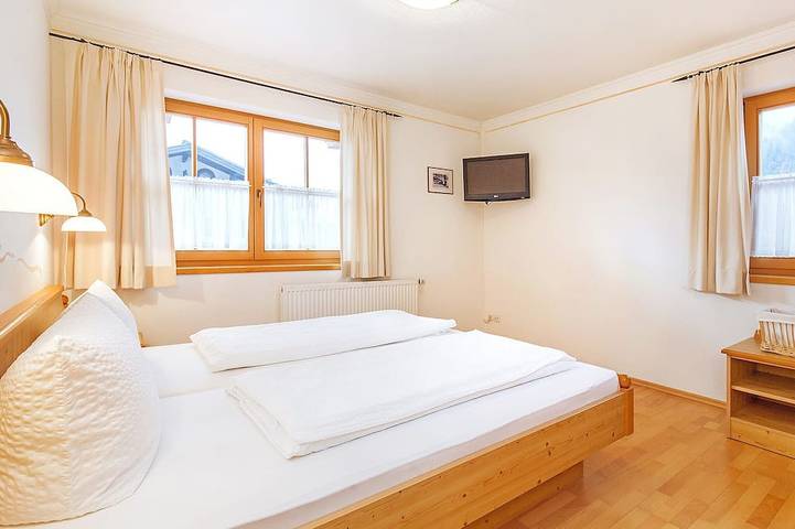 Apartamento entero, (4) Giebelstüberl apartamento de una habitación, unos 30 m², 1-2 personas, sala de estar / dormitorio, cocina americana, balcón in Reit im Winkl, Alpes Bávaros