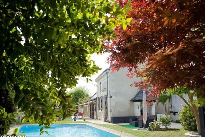 Location de vacances pour 5 personnes, avec jardin et vue ainsi que piscine et terrasse à Savigny-en-Véron