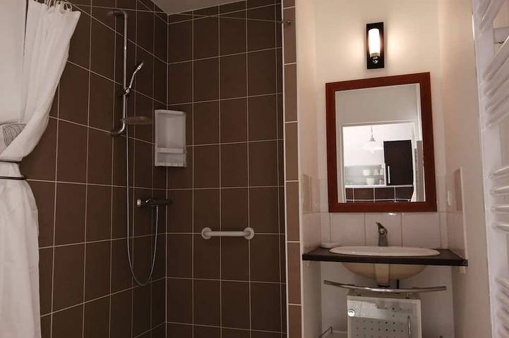 Ganze Wohnung, Lodging 2 **with wooden terrace and small garden in Jonzac, Jonzac und Umgebung