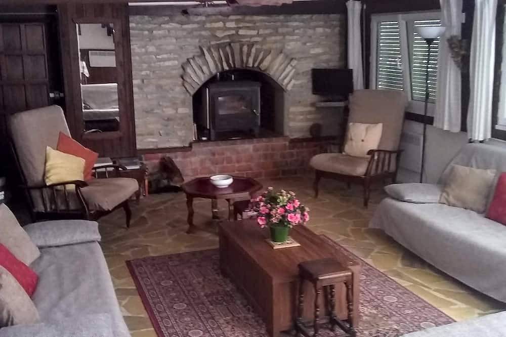 Private cottage with it's own fishing & pet friendly! in Civray, Vienne