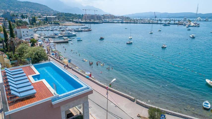 Ferienwohnung für 2 Personen, mit Balkon und Terrasse sowie Pool und Ausblick