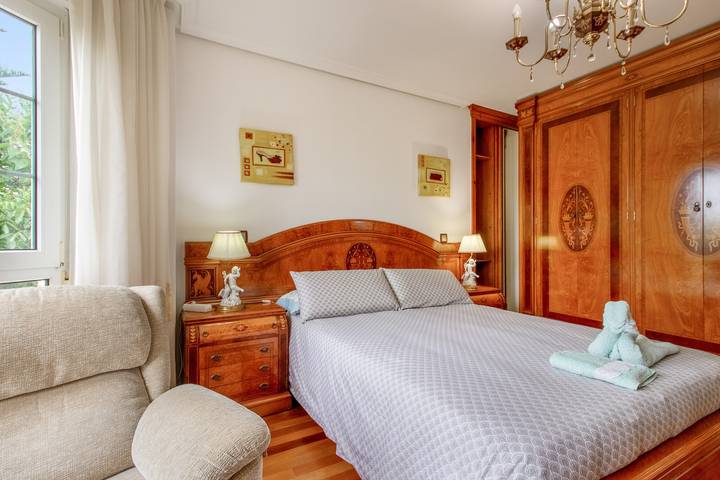 'Alojamientos Marte Habitación 2' con terraza y jardín Compartidos in Torrelavega, Costa de Cantabria