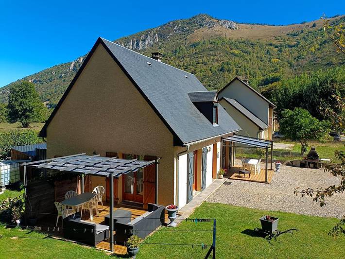 Chambre d’hôte pour 2 personnes, avec Terrasse ainsi que Jardin et Vue à Campan