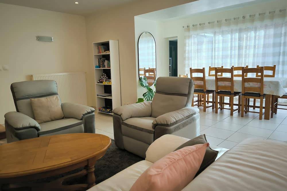 Spacious house 300 m from the sea. Sheltered garden in Luc-sur-Mer, Caen region