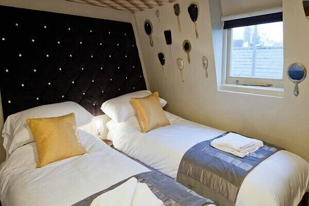 Looking Glass Cottage Magical 'Alice in Wonderland' Cottage in Brighton, Sussex