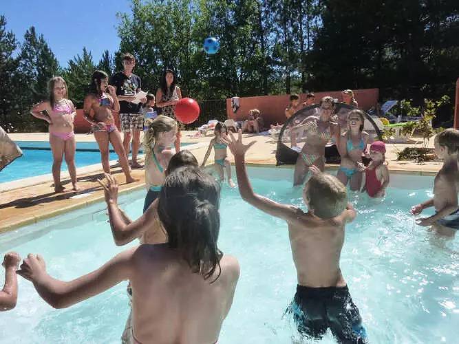Mobil home pour 5 personnes, avec piscine et terrasse, animaux acceptés dans Garde-Colombe - 3