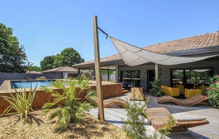 Chambre d’hôte pour 2 personnes, avec terrasse et vue ainsi que jardin et piscine