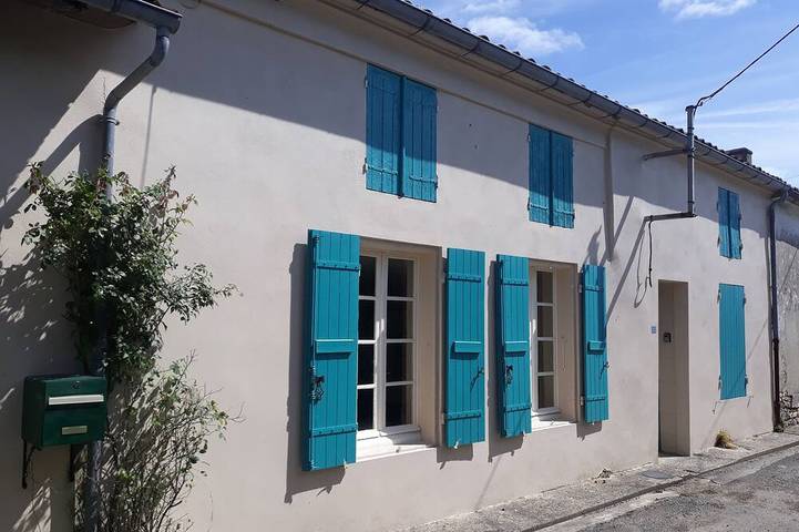 Location de vacances pour 6 personnes, avec terrasse ainsi que jardin et jacuzzi à Burie