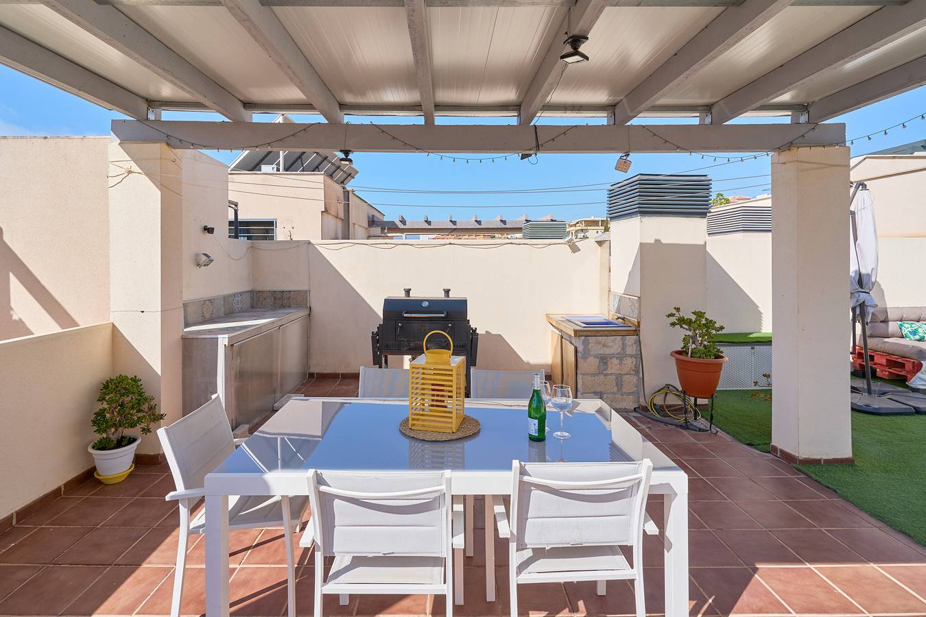 Apartamento entero, Apartamento 'Ático de 2 Habitaciones' con Vistas al Mar, Wi-Fi y Aire Acondicionado in Benajarafe, Vélez-Málaga