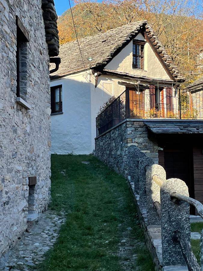 Location de vacances pour 6 personnes, avec Balcon et Terrasse ainsi que Jardin et Vue à Craveggia