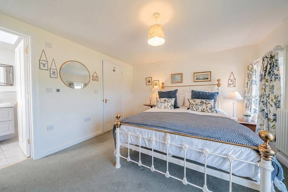 Spacious family retreat with large garden and wild ponies in Brockenhurst, Hampshire