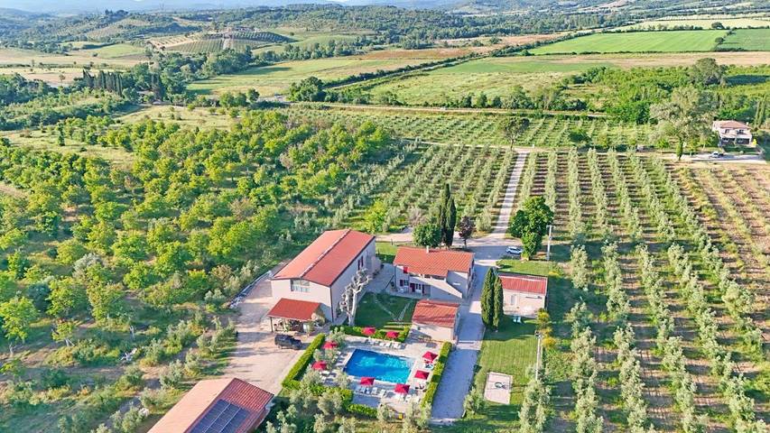 Location de vacances pour 4 personnes, avec vue ainsi que piscine et jardin à Suvereto