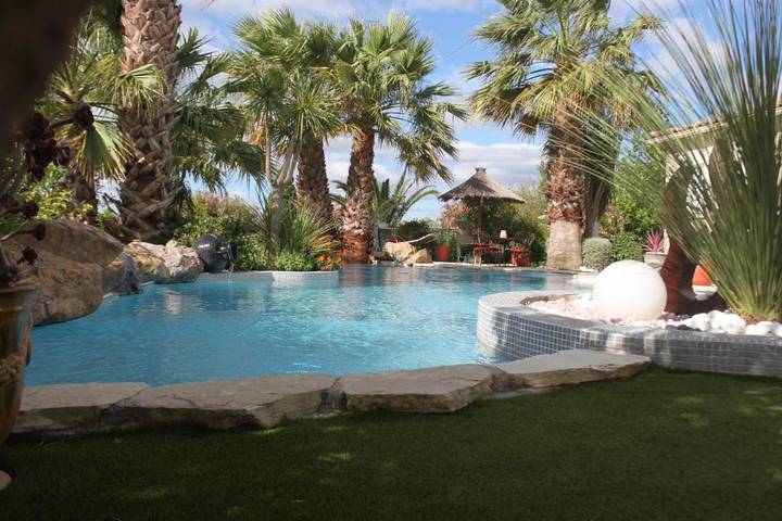 Location de vacances pour 6 personnes, avec piscine et sauna ainsi que jardin et vue à Saint-Geniès-de-Fontedit - 4