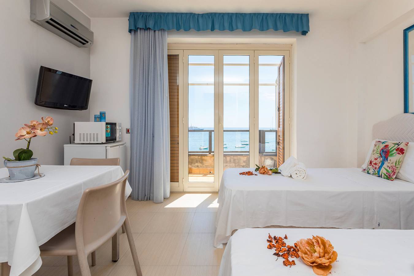 Entire apartment, Apartment 'Secondo Piano 314' with Sea View, Wi-Fi and Air Conditioning in Giardini-Naxos, Messina Province