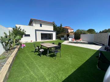 Location de vacances pour 8 personnes, avec vue ainsi que terrasse et piscine, animaux acceptés à Baixas