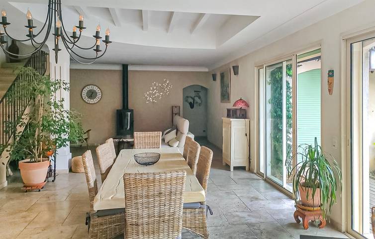 Location de vacances pour 8 personnes, avec terrasse ainsi que jardin et piscine, animaux acceptés à Peymeinade - 4