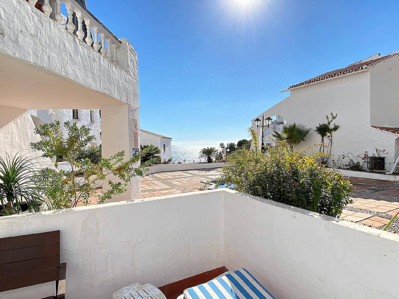 Apartamento vacacional entero, Apartamento con terraza junto a la piscina, a 2 km de Playa El Playazo in Playa De Burriana, Nerja