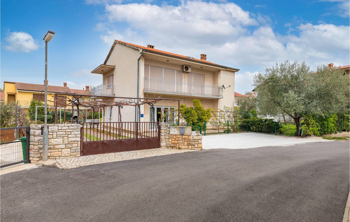 Ganze Ferienwohnung, Gemütliche Erdgeschosswohnung mit Terrasse, 2,5 km vom Strand entfernt in Valbandon, Südküste Istrien