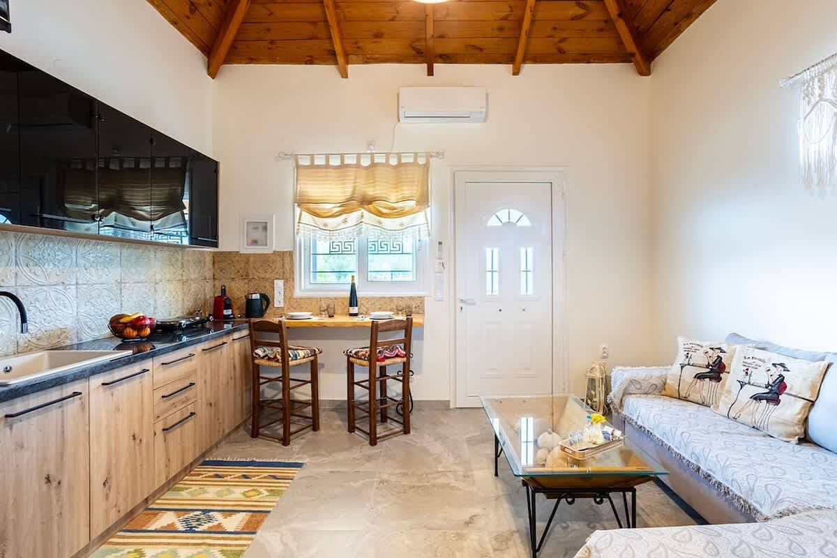 Petalidi Sunny Home Two - Cozy Garden Escape, foto 13