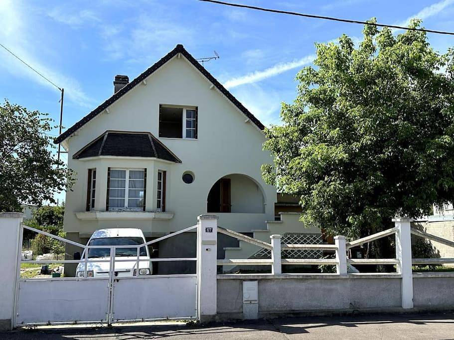 Charmante Maison avec Jardin à Troyes in Sainte-Savine, Aube