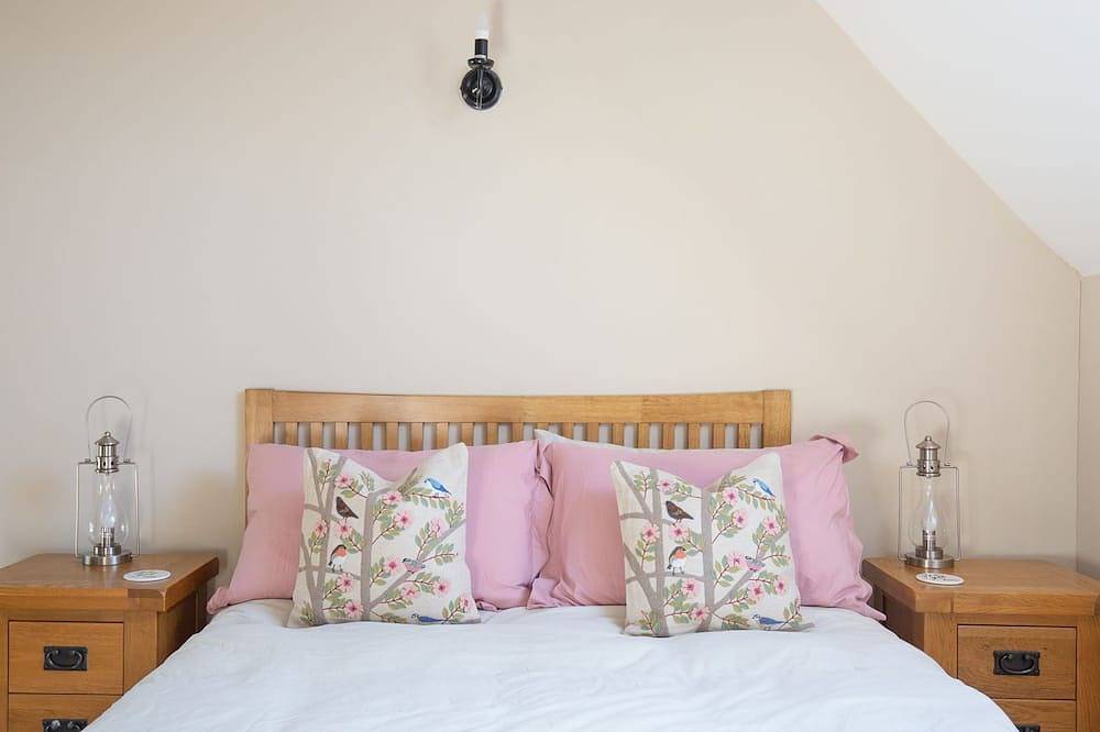 Siskin Barn, Near Stratford-upon-Avon, sleeps 9 guests  in 4 bedrooms in Bidford on Avon, Warwickshire
