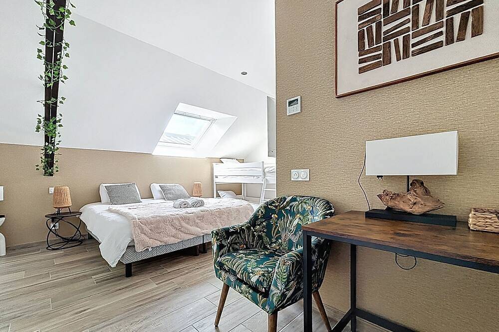 Gîte spacieux avec espace jacuzzi sauna , salle réception et terrasse avec jeux. in Landéan, Fougères-Vitré