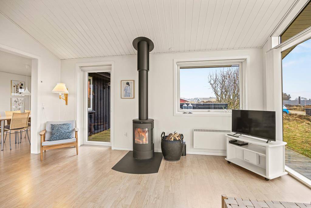 Beautiful holiday home with fireplace for 6 people and dog in Henne Strand in Henne, Lake Filsø