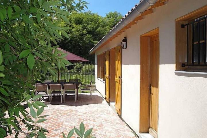 Location de vacances pour 6 personnes, avec Terrasse ainsi que Jardin et Piscine dans la Meuse