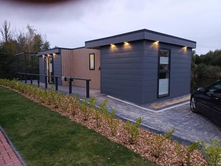 Ferienhaus für 4 Personen, mit Terrasse und Garten sowie Sauna und Seeblick