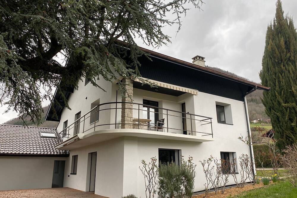 Apartamento entero, 2-storey, 4-bedroom apartment in a detached house in Menthon St B in Menthon-Saint-Bernard, Región de Annecy