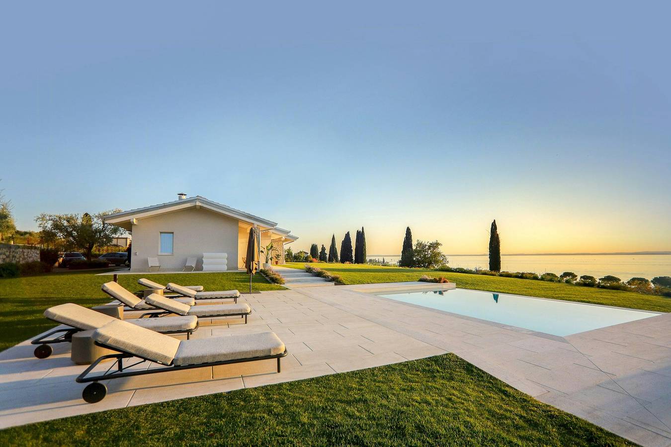 Villa mit Infinity-Pool und Blick auf den Gardasee in Bardolino, Gardasee-Berge