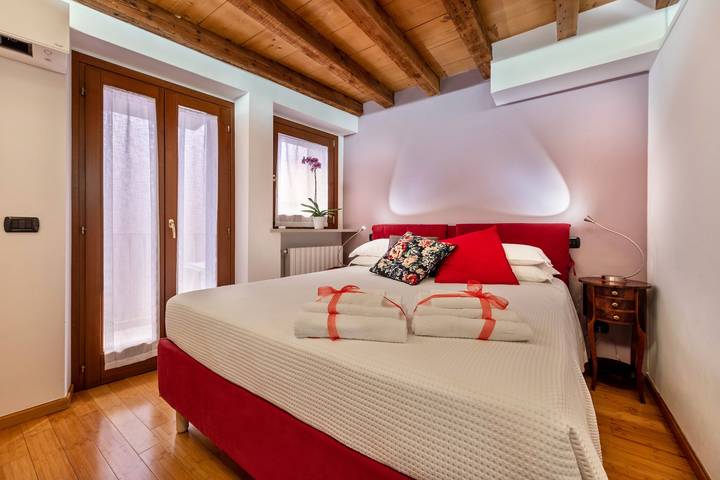 Apartamento inteiro, Apartamento "La Casetta" no centro com varanda, A/C e Wi-Fi in Centro Storico di Verona, Verona