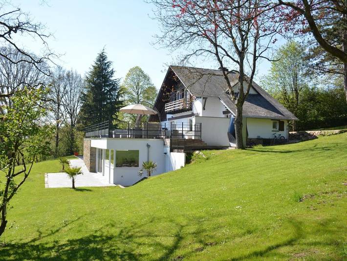 Chalet pour 11 personnes, avec Balcon et Terrasse ainsi que Jardin et Piscine à Stoumont