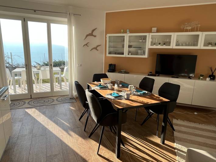 Entire apartment, Holiday Apartment 'Residence La Villa Kalliste' with Lake View, Garden, Shared Pool & Wi-Fi in Tignale, Garda Mountains