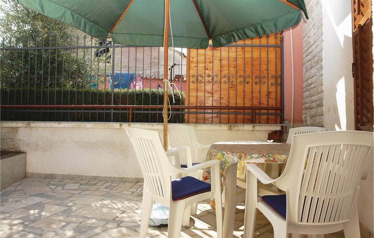 Gemütliche Ferienwohnung mit Terrasse, 2,5 km vom FKK-Strand entfernt in Pomer, Südküste Istrien