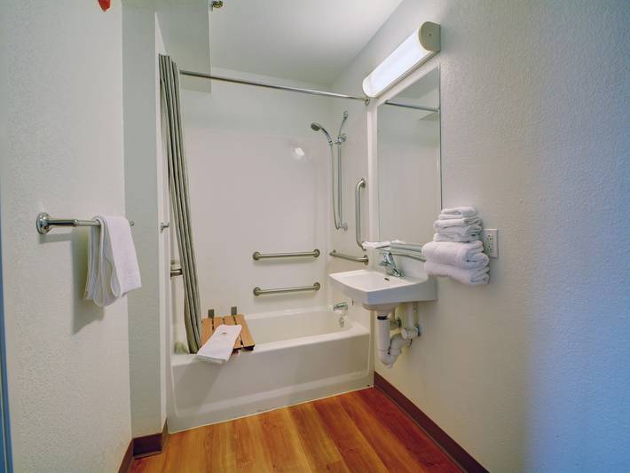 Apartamento entero, 1 cama tamaño queen | Ducha y microondas adaptados in Wethersfield, Connecticut