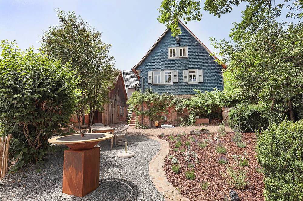 Original Blaues Odenwälder Landhaus mit Garten und Scheune in Mossautal, Odenwaldkreis