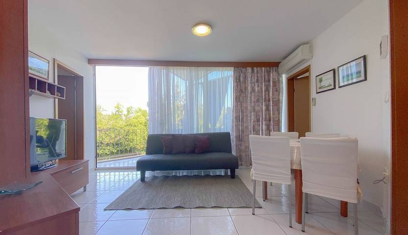 Ganze Wohnung, Charmantes Apartment nur 80 Meter bis zur blauen Adria mit privatem Balkon, Klima, Wifi in plaža Zambratija, Zambratija