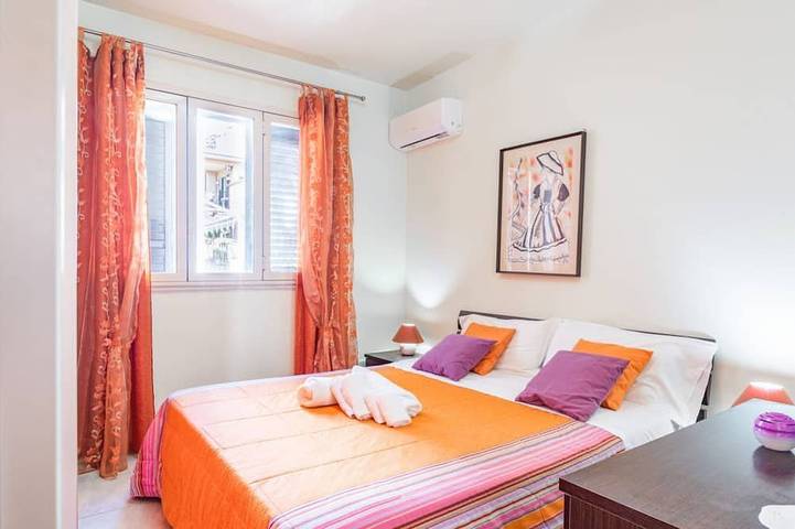Appartement entier, Guesthost - Cozy apartment of about 70 square meters, able to comfortably accommodate 4 people, located on the raised ground floor (1 step to access it) of a modern building. The property is located in Aci Castello, a seaside village just 10 km from Cata in Aci Castello (Borgo), Aci Castello